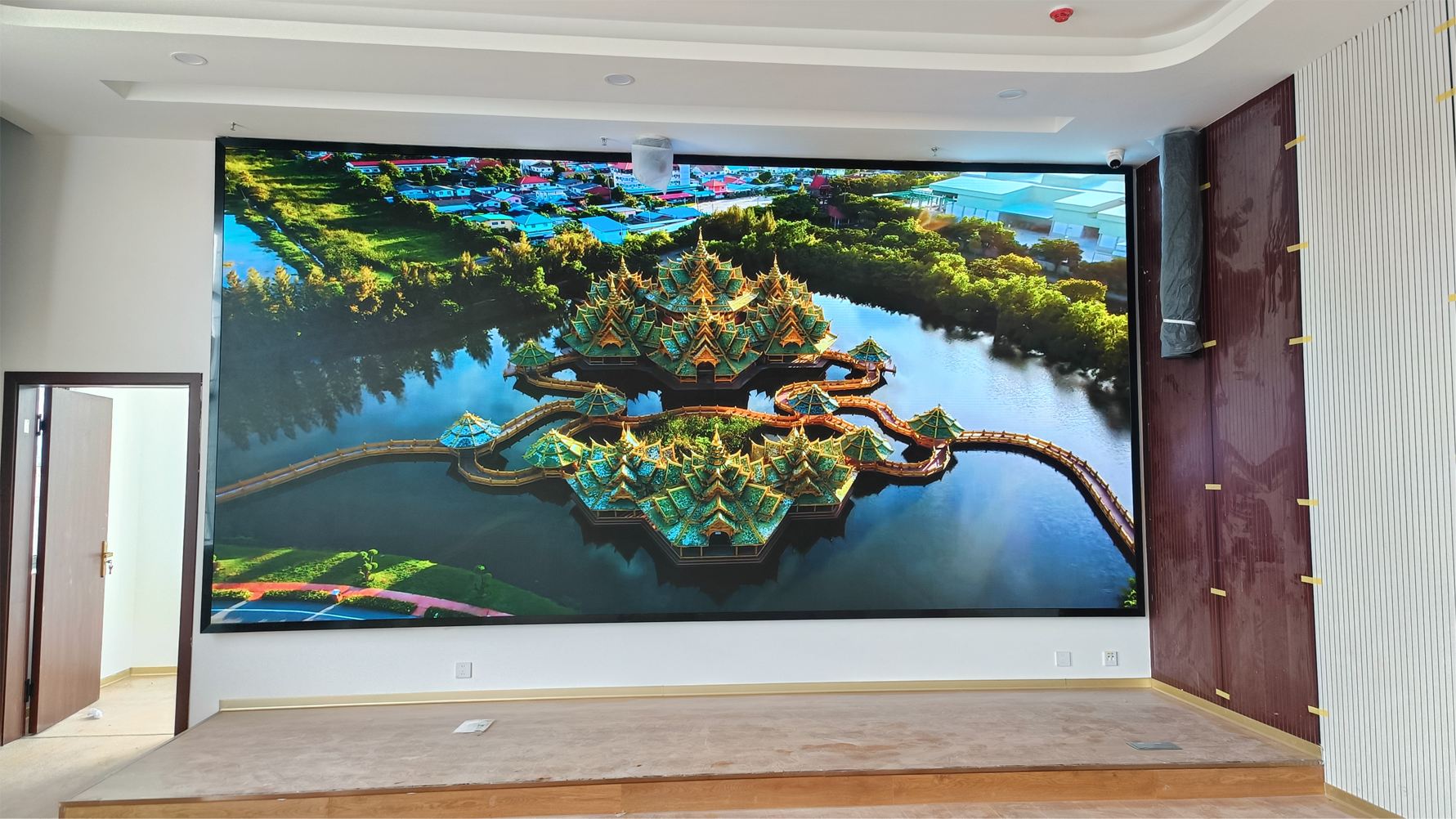 云南省香格里拉市某学校会议室